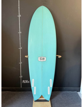Ocean surfboard  5’9"