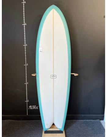 Ocean surfboard  5’9"